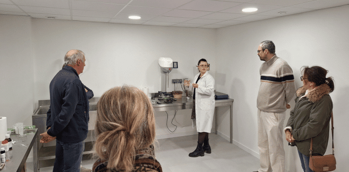 Audrey Donis, fondatrice de Holitrends Beauty en train de présenter son laboratoire