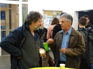 En clôture du forum Agrinovembre 2022, Dominique Bousquet (GAEC de Lapourcal), à droite sur la photo, poursuit les échanges sur la méthanisation avec un autre éleveur, Jacques Chapolard.