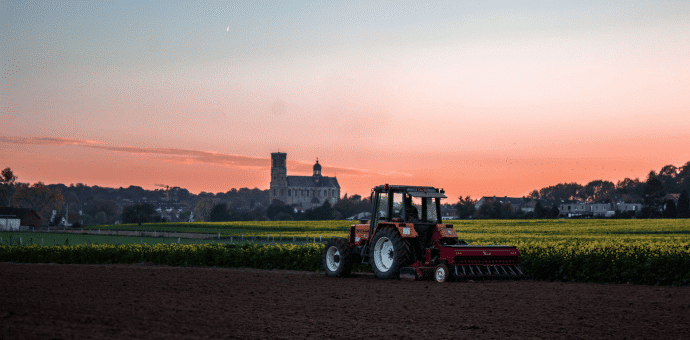 Un agriculteur qui doit adapter ses horaires de travail à cause des fortes chaleurs lors des canicules